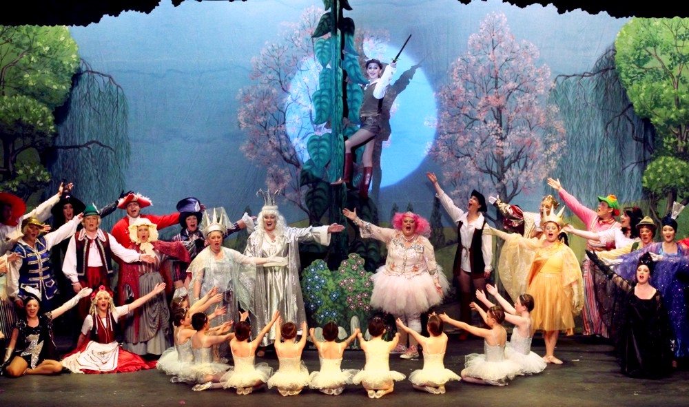 Panto Broxbourne : Jack climbs beanstalk